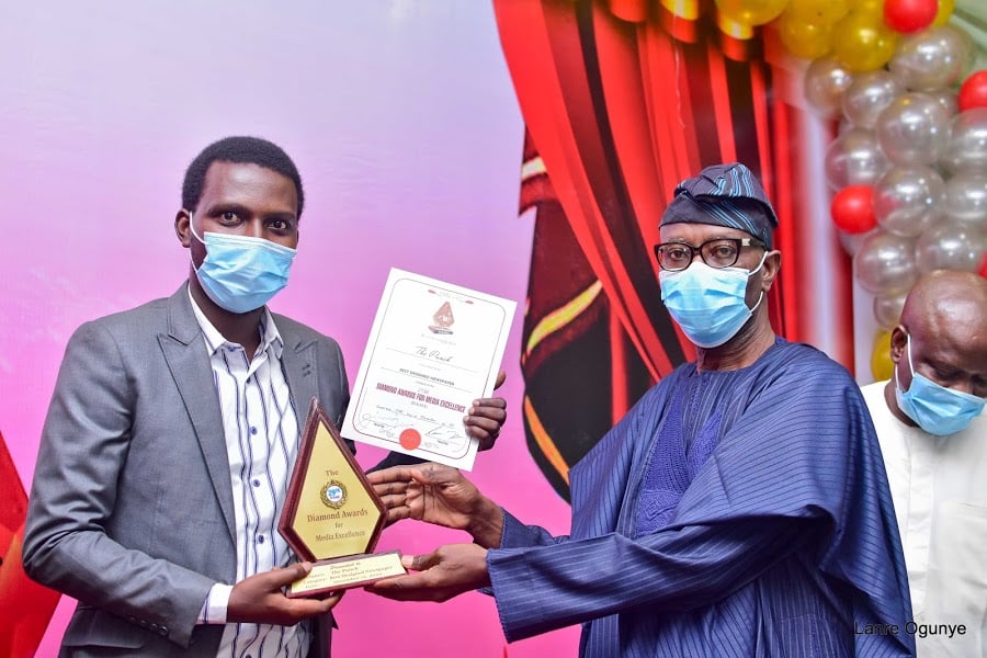 <span  class="uc_style_uc_tiles_grid_image_elementor_uc_items_attribute_title" style="color:#ffffff;">Dayo Ojerinde receiving the Best Designed Newspaper prize on behalf of The Punch </span>