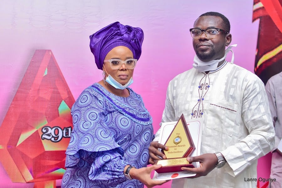<span  class="uc_style_uc_tiles_grid_image_elementor_uc_items_attribute_title" style="color:#ffffff;">Gbenga Ogundare receiving the Justice Omotayo Onalaja Memorial Prize for Judiciary Reporting from Mrs. Keji Wale-Adebowale.</span>