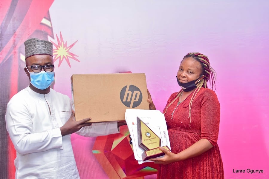<span  class="uc_style_uc_tiles_grid_image_elementor_uc_items_attribute_title" style="color:#ffffff;">Vanguard’s Chioma Obinna receiving The Nestle Prize for Nutrition Reporting.</span>