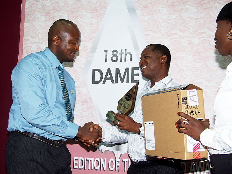 <span  class="uc_style_uc_tiles_grid_image_elementor_uc_items_attribute_title" style="color:#ffffff;">Chukwuma Muanya receiving his prize as child friendly reporter of the year</span>