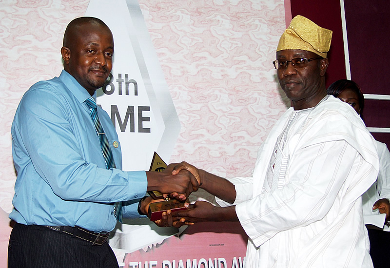 <span  class="uc_style_uc_tiles_grid_image_elementor_uc_items_attribute_title" style="color:#ffffff;">Mr. Idowu presenting the newspaper of the year to the guardian</span>