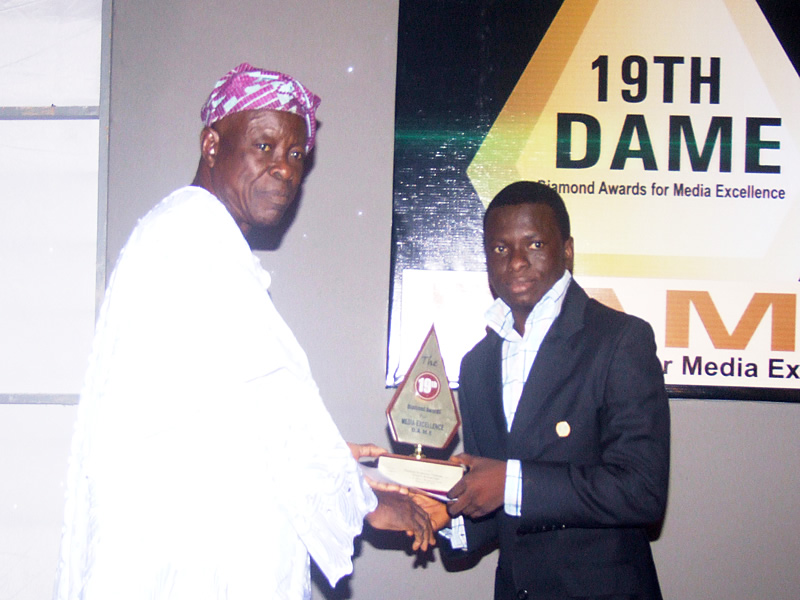 <span  class="uc_style_uc_tiles_grid_image_elementor_uc_items_attribute_title" style="color:#ffffff;">Thomas Umukoro of TELL receiving the sports reporting prize from Alhaji Koleoso</span>