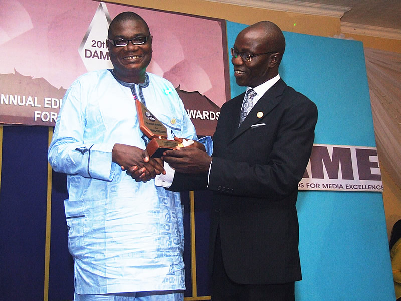 <span  class="uc_style_uc_tiles_grid_image_elementor_uc_items_attribute_title" style="color:#ffffff;">Mr. Tony Iyare, SSA Media to Edo State Governor, receiving his thank you plaque for sponsoring the Development Reporting prize in memory of Chief Anthony Enahoro</span>