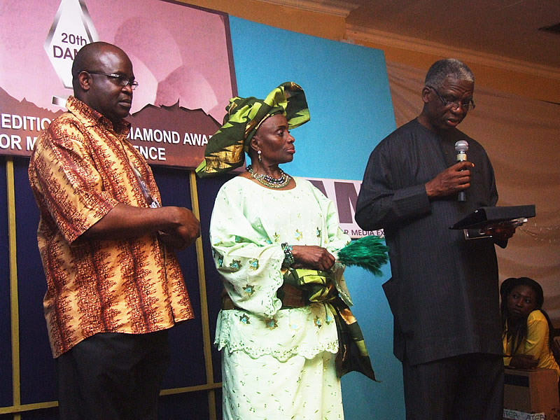 <span  class="uc_style_uc_tiles_grid_image_elementor_uc_items_attribute_title" style="color:#ffffff;">Richard Ikiebe (right) reading the Opubor family acceptance speech for the Lifetime Achievement Award conferred on their father, Prof. Alfred Opubor</span>