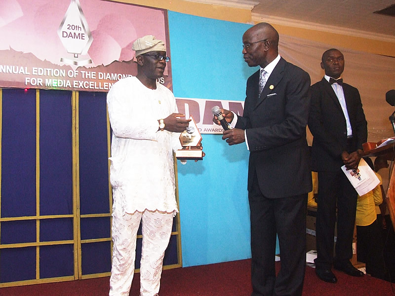 <span  class="uc_style_uc_tiles_grid_image_elementor_uc_items_attribute_title" style="color:#ffffff;">Gbenga Adefaye receiving a thank you plaque from Lanre Idowu for sponsoring the Editor of the Year prize</span>