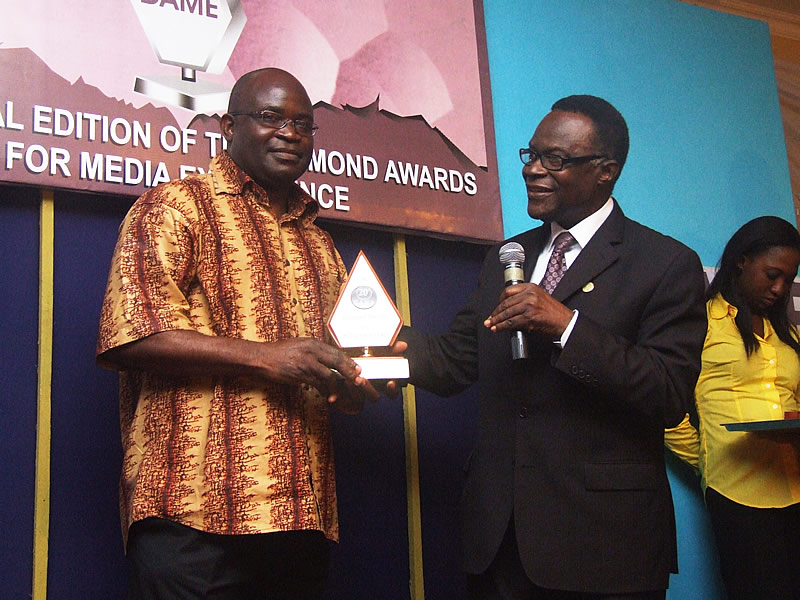 <span  class="uc_style_uc_tiles_grid_image_elementor_uc_items_attribute_title" style="color:#ffffff;">Jahman Anikulapo, editor, The Guardian on Sunday, receiving the Newspaper of the Decade prize from Mr. Moses Ihonde</span>