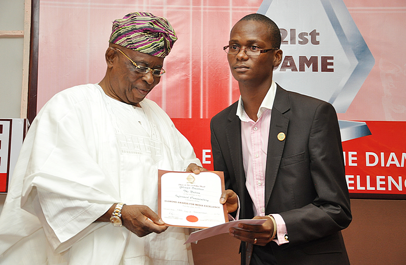 <span  class="uc_style_uc_tiles_grid_image_elementor_uc_items_attribute_title" style="color:#ffffff;">Chief Osoba presenting the Informed Commentary prize to the Nation</span>