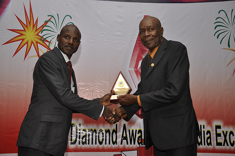 <span  class="uc_style_uc_tiles_grid_image_elementor_uc_items_attribute_title" style="color:#ffffff;">Bennett Omeke receiving his Vanguard Media Prize for Editorial Cartooning from Mr. Tam Fiofori</span>