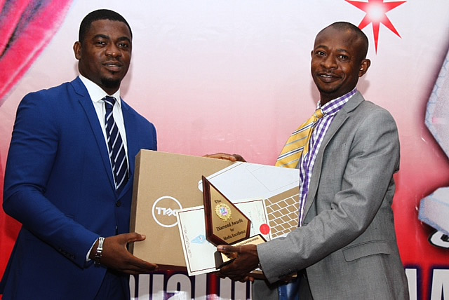 <span  class="uc_style_uc_tiles_grid_image_elementor_uc_items_attribute_title" style="color:#ffffff;">Collins Nweze of the Nation receiving the Aliko Dangote Prize for Business Reporting from Ademola Adeniyi of the Dangote Group.</span>