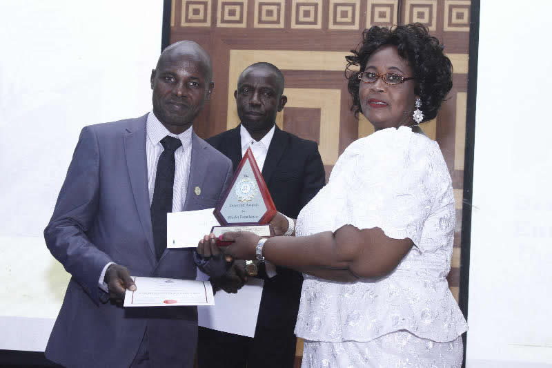 <span  class="uc_style_uc_tiles_grid_image_elementor_uc_items_attribute_title" style="color:#ffffff;">Bennet Omeke receiving his prize for Editorial Cartooning</span>